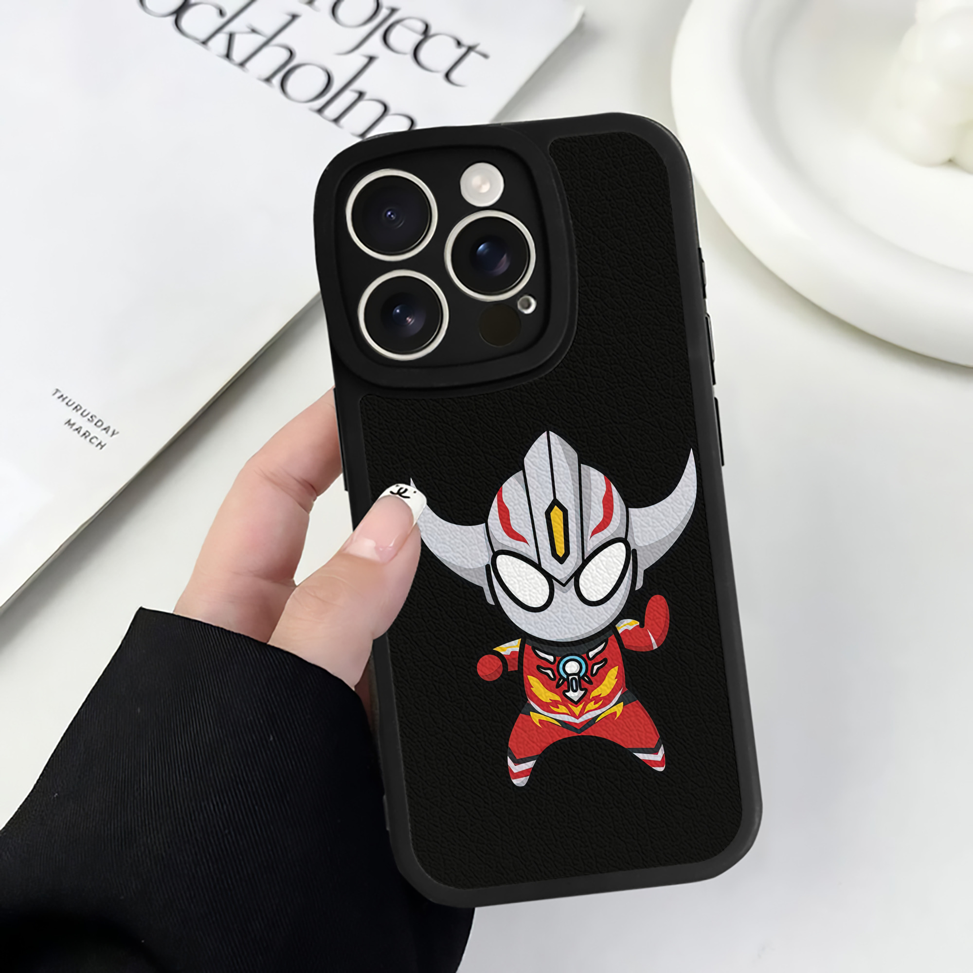 （画像用） ウルトラマン Ultraman 【iPhone 16シリーズ対応】シリコンスマホケース（レザー調） 材質：シリコン